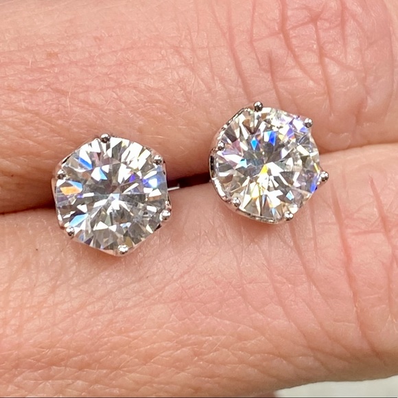 4 Carat Moissanite Diamond Stud Earrings (2 Carat each Stud) - Picture 2 of 12